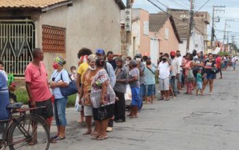 Às vésperas do Natal, fila do osso em Cuiabá atinge tamanho recorde e dobra quarteirões