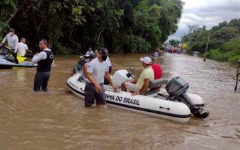 Bahia: pacientes de hospital são resgatados em botes e jet skis