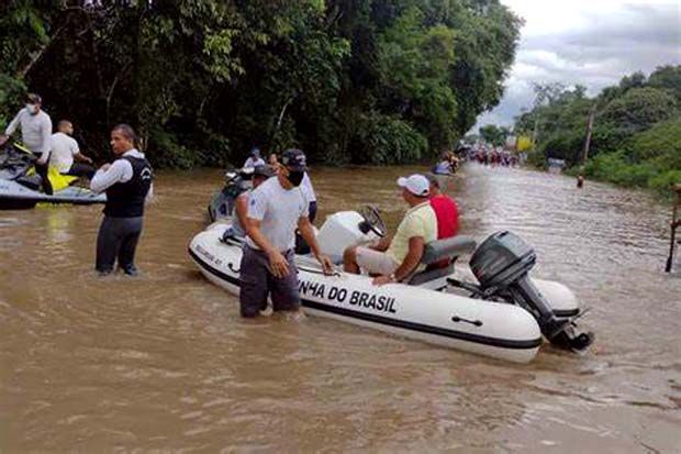 Bahia: pacientes de hospital são resgatados em botes e jet skis