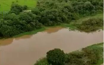 Bebê morre e seis pessoas estão desaparecidas após naufrágio provocado por "banzeiro"