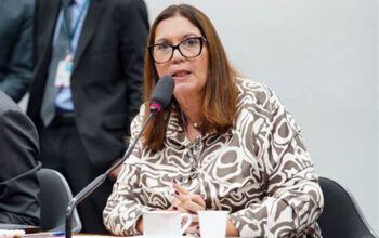 Bia Kicis ataca ministro Barroso por passaporte vacinal: “Intromissão política”