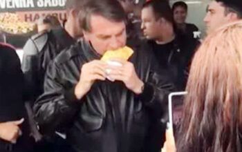 Bolsonaro come pastel e anda de moto em Brasília. Veja vídeos
