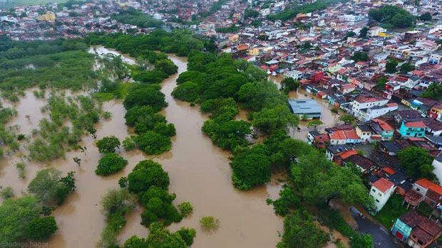 Chuva castiga Bahia e 66 cidades enfrentam emergência. Veja imagens