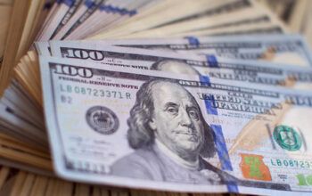 Dólar sobe 7,36% em relação ao real e Bovespa cai 12% em 2021