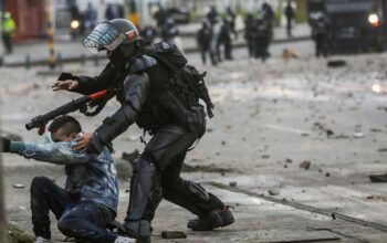 Duas explosões em aeroporto na Colômbia deixam três mortos