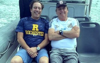 Em Guarujá (SP), Bolsonaro anda de lancha com presidente da Caixa