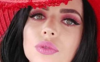 Ex-capa da Playboy, Pâmela Pantera é presa seminua na garupa de moto