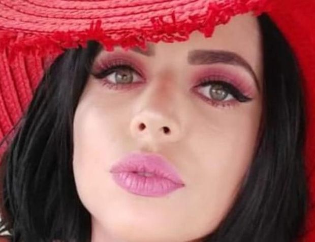 Ex-capa da Playboy, Pâmela Pantera é presa seminua na garupa de moto