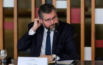 Ex-chanceler do governo, Ernesto Araújo é ridicularizado em entrevista