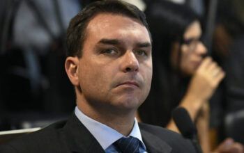 Flávio Bolsonaro é cobrado a mostrar cartão de vacina para show no Rio