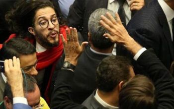 Jean Wyllys defende cuspe em Bolsonaro e diz que tinha razão