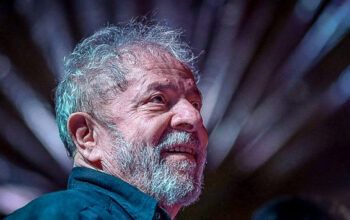Lula é ovacionado por multidão em show lotado de Chico César e Geraldo Azevedo no Circo Voador (vídeo)