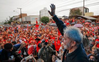 Lula tem 42% das intenções de voto contra 19% de Bolsonaro, diz pesquisa publicada na Veja