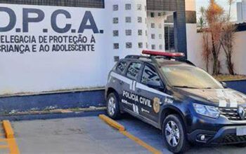 Mãe é presa por abandonar filho de 10 anos com deficiência na rua