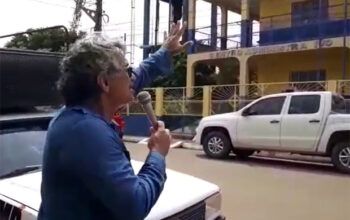 Movimento reivindica direitos em frente à prefeitura de Humaitá e professor é agredido por vereador
