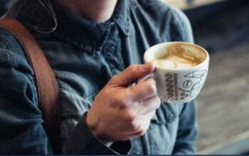 Mulher ataca homem com xícara e vítima sofre ferimentos graves