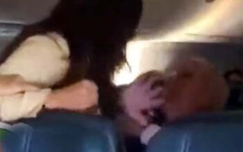 Mulher soca idoso que estava sem máscara em voo nos EUA (vídeo)