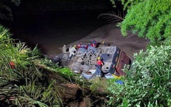 Ônibus cai em ribanceira e deixa 5 mortos e dezenas de feridos