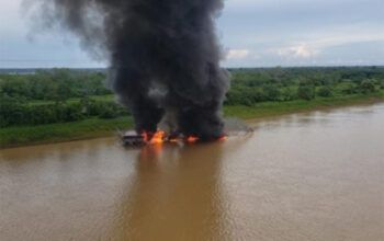 PF e Ibama destroem embarcações no rio Madeira em nova operação contra o garimpo ilegal