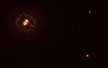 Planeta gigante é descoberto orbitando em torno de duas estrelas