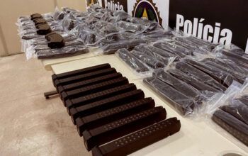 Polícia apreende carga de carregadores de fuzil e pistola que seriam usados em guerra do tráfico