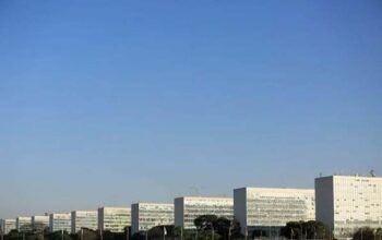 Reajuste para PF causa debandada e ameaça de greve de servidores