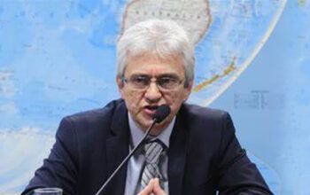 Secretário da Receita foi trocado por ordem do clã Bolsonaro para apagar vestígios da "rachacdinha"