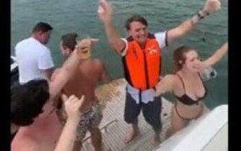 Vídeo: de folga em Guarujá, Bolsonaro dança funk com apoiadores