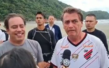 VÍDEO – Homem grita “Lula 2022” durante entrevista de Bolsonaro na praia