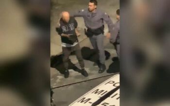 Vídeo. PM agride homem com tapa e chute durante abordagem