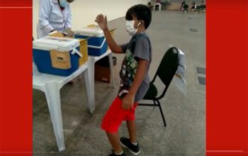 Menino de 10 anos dança funk antes da vacina: 'Perdi o medo'