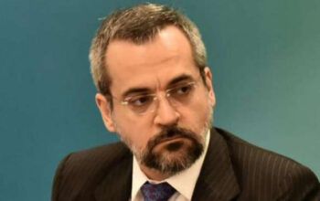 Alexandre de Moraes dá cinco dias para PF ouvir Weintraub sobre fake news