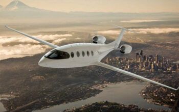 Alice, o primeiro avião de passageiros totalmente elétrico, se prepara para voar