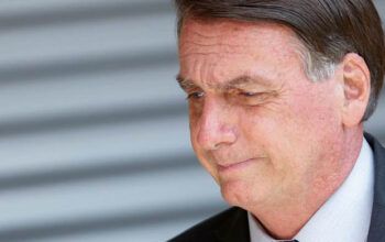 Após minimizar Ômicron, Bolsonaro promove autoteste de Covid