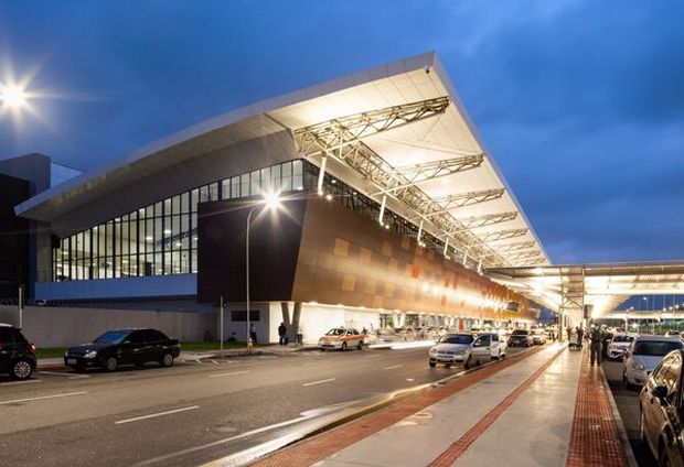 Avião faz pouso em Vitória após homem morrer em voo