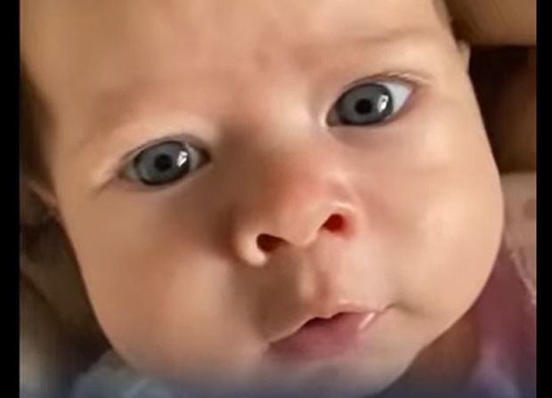 Bebê com apenas 2 meses de vida surpreende ao falar ‘bom dia’ para a mãe - VÍDEO
