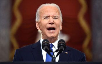 Biden celebra 1º ano de mandato e historiadora alerta: há risco real de guerra civil nos EUA