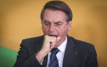 Bolsonaro diz que não interferiu em normas do Exército sobre vacinação