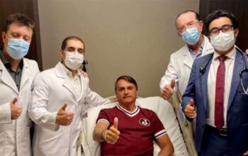 Bolsonaro publica foto com equipe médica e anuncia alta
