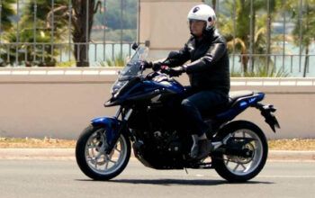 Bolsonaro sai sozinho de moto em Brasília neste domingo