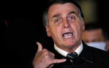 Bolsonaro se irrita com auditores da Receita: “Aumento é para PF”