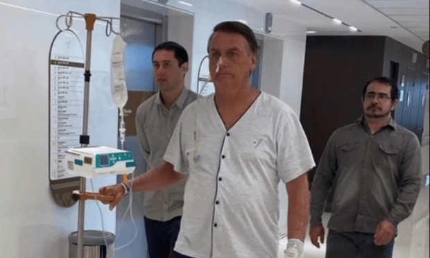 Bolsonaro tem sonda retirada, mas segue sem previsão de alta, diz boletim médico