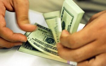 Bovespa começa o ano em queda; dólar fecha em alta