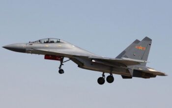 Caça J-16D de guerra eletrônica da China sobrevoa pela 1ª vez área próxima de Taiwan