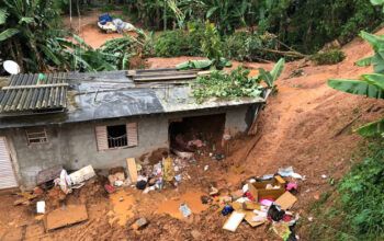 Casal e 3 filhos pequenos foram soterrados dentro de casa durante chuva