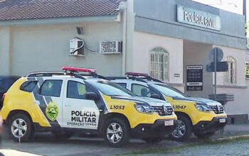 Casal é preso por deixar bebê trancado em carro enquanto estava na praia