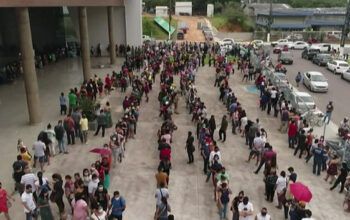 Centenas de pessoas lotam novo centro de testagem contra covid em Manaus