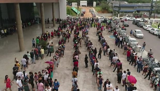Centenas de pessoas lotam novo centro de testagem contra covid em Manaus