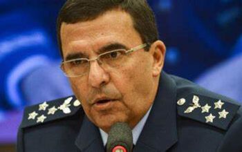 Chefe da FAB diz que militares irão prestar continência ao ex-presidente, em caso de vitória