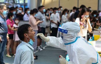 China tem recorde de casos de Covid desde que controlou a 1ª epidemia